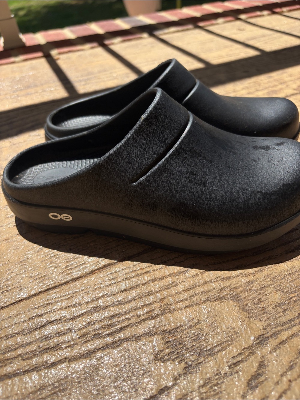 OOFOS Women's Black Slip-On Recovery Clogs